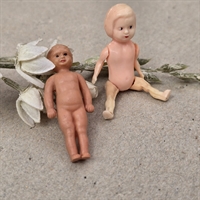 Bevægelig og fast dukke, små gamle dukker.  2 stk.